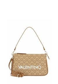 Sac à main Tan Valentino avec motif logo répétitif, poignée courte et bandoulière ajustable amovible, forme rectangulaire avec fermeture éclair.