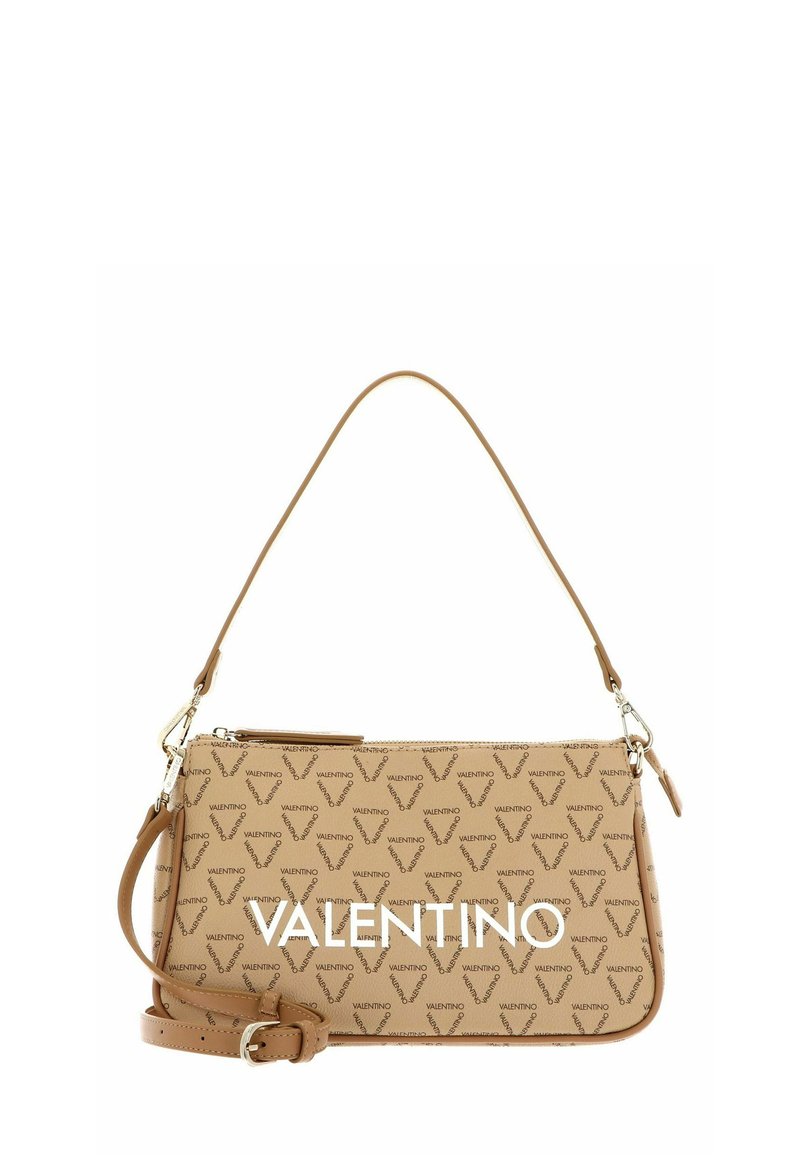 Sac à main Tan Valentino avec motif logo répétitif, poignée courte et bandoulière ajustable amovible, forme rectangulaire avec fermeture éclair.