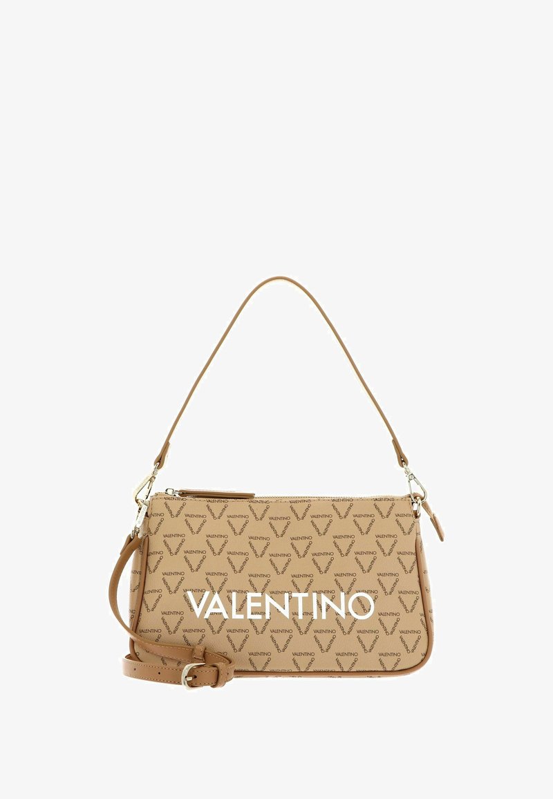 Sac à main Tan Valentino avec motif logo répétitif, poignée courte et bandoulière ajustable amovible, forme rectangulaire avec fermeture éclair.