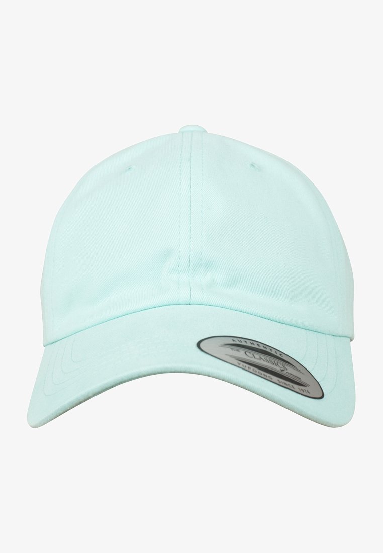 Helle mintgrüne Baseballmütze aus glattem Stoff, mit einem gebogenen Schirm und einem Etikett an der Seite mit Text.