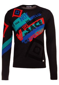 Zwarte gebreide trui met kleurrijke grafische tekst en geometrische patronen in rood, blauw en groen. Ronde hals en lange mouwen.
