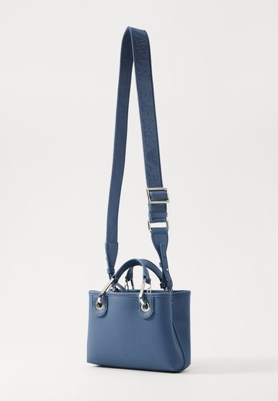 Piccola borsa a tracolla in pelle blu con due manici, tracolla regolabile, hardware in argento e superficie texturizzata. Presenta un design strutturato.