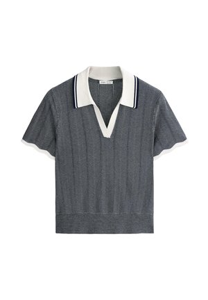 Krátky rukáv námornícke modré a biele polo tričko s rybej kosťovej väzby, bielym golierom a námorníckym pruhom, výstrih do V a rebrovaným lemom.