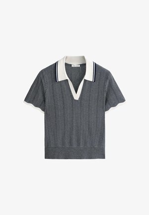 Polo a maniche corte in maglia a spina di pesce blu navy e bianca con colletto bianco e dettaglio a striscia blu navy, apertura a V e orlo a costine.