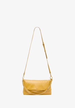 Geel leren handtas met een gequiltte textuur. Bevat een gouden kettingaccent en een lange verstelbare schouderriem. Simpele, rechthoekige vorm.