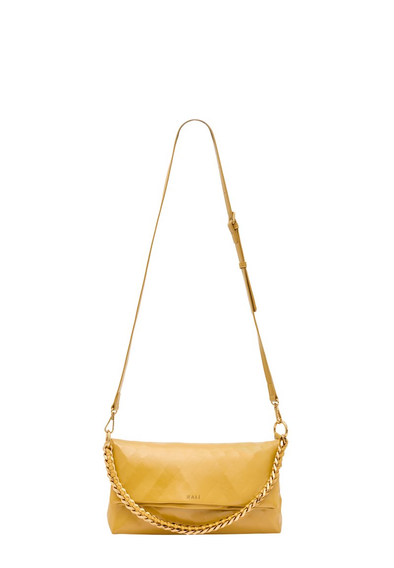 Borsa in pelle gialla con una texture trapuntata. Presenta un'accento in catena dorata e una lunga tracolla regolabile. Forma semplice e rettangolare.
