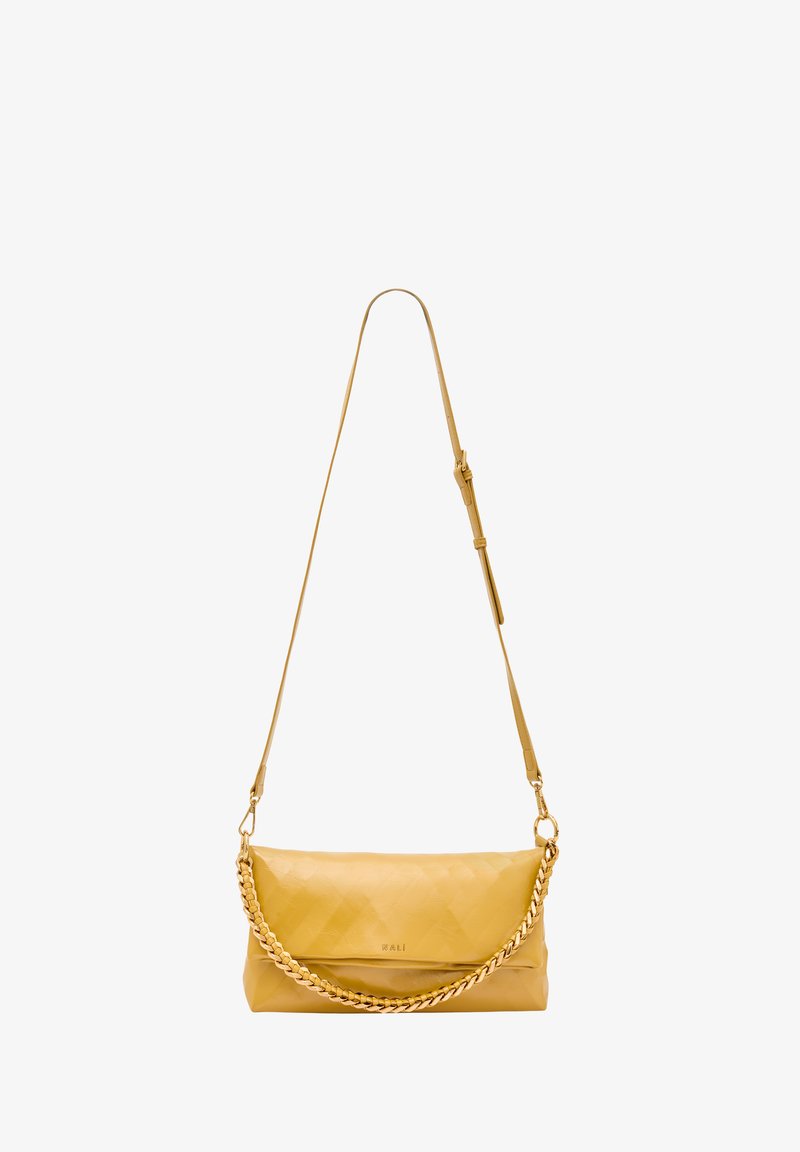 Borsa in pelle gialla con una texture trapuntata. Presenta un'accento in catena dorata e una lunga tracolla regolabile. Forma semplice e rettangolare.