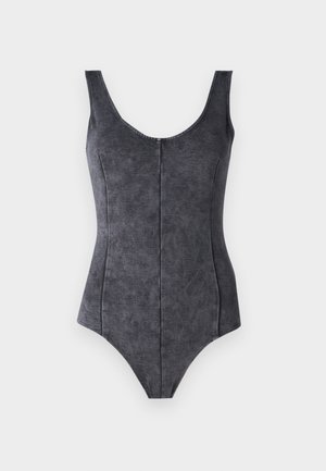 Czarny jednoczęściowy strój kąpielowy z okrągłym dekoltem, szerokimi ramiączkami i gładką, teksturowaną tkaniną. Posiada pionowe szwy dla lepszego dopasowania.