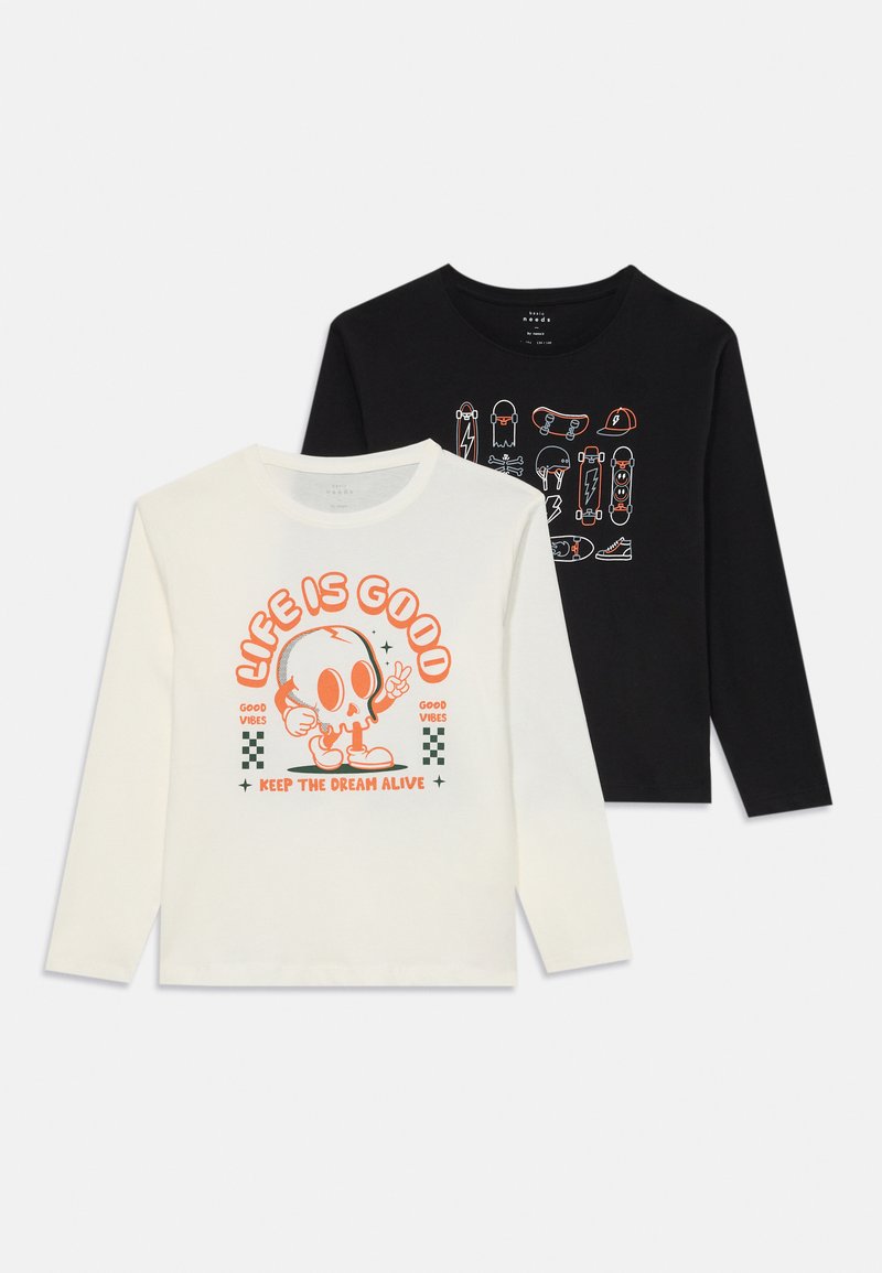 Zwei langärmelige Shirts, eines weiß mit einem Cartoon-Schädel und dem Text "Das Leben ist gut" und eines schwarz mit Illustrationen von Skateboards und Helmen.
