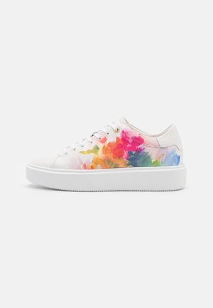 Białe sneakersy na platformie z wielokolorowym kwiatowym wzorem po bokach, białymi sznurówkami i złotymi przelotkami, pokazane z profilu na jednolitym tle.