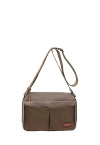 Bolso cruzado marrón con cierre de cremallera, dos bolsillos frontales, correa ajustable, materiales lisos y texturizados, y un acento de logo de cuero.