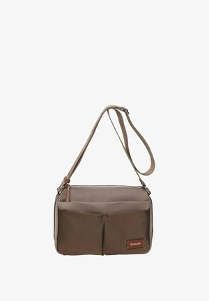 Bolso cruzado marrón con cierre de cremallera, dos bolsillos frontales, correa ajustable, materiales lisos y texturizados, y un acento de logo de cuero.