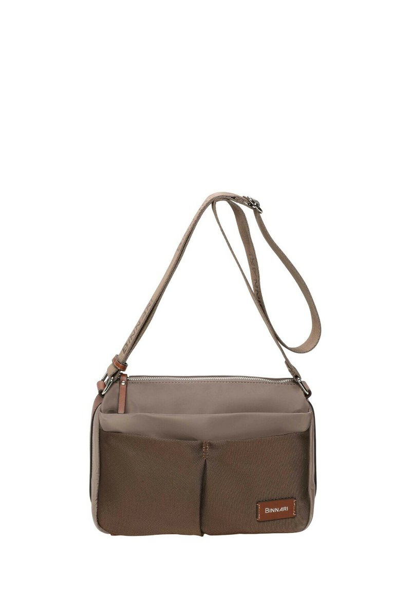 Bolso cruzado marrón con cierre de cremallera, dos bolsillos frontales, correa ajustable, materiales lisos y texturizados, y un acento de logo de cuero.