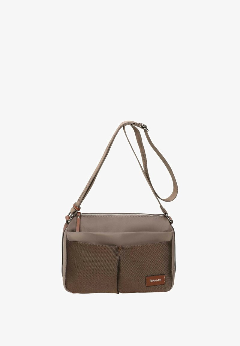 Bolso cruzado marrón con cierre de cremallera, dos bolsillos frontales, correa ajustable, materiales lisos y texturizados, y un acento de logo de cuero.