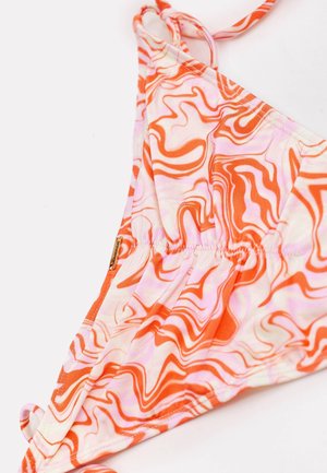 Maillot de bain à bretelles avec motif abstrait ondulé orange et rose et détail de fronces sur fond blanc.