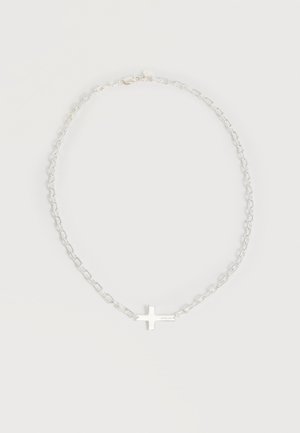 Ασημένιο κολιέ με αλυσίδα και οριζόντιο σταυρό με χαραγμένο το "STOLEN" σε απλό λευκό φόντο.