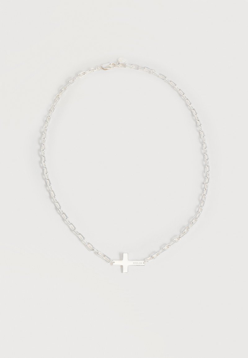 Ασημένιο κολιέ με αλυσίδα και οριζόντιο σταυρό με χαραγμένο το "STOLEN" σε απλό λευκό φόντο.