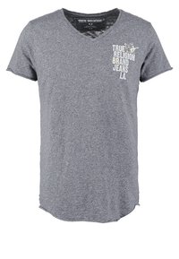 Graues T-Shirt mit kurzen Ärmeln und V-Ausschnitt, versehen mit einem grafischen Logo-Print auf der linken Brust, aus weichem, strukturiertem Stoff.