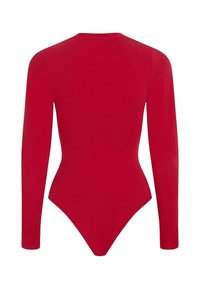 Body rosso a maniche lunghe realizzato in tessuto morbido, caratterizzato da un collo alto, una forma aderente e un fondo a slip. Nessun motivo o dettaglio aggiuntivo.