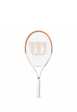 Racchetta da tennis con impugnatura bianca, telaio bianco e arancione e logo arancione "W" sulle corde su sfondo bianco.