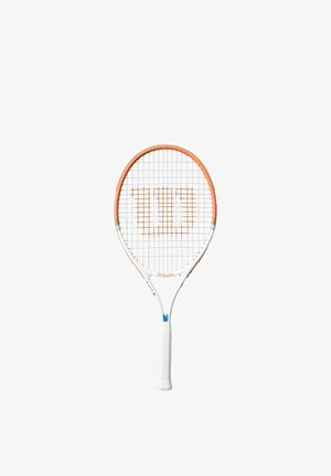 Tennisracket met witte grip, wit en oranje frame en oranje "W" logo op de snaren tegen een witte achtergrond.