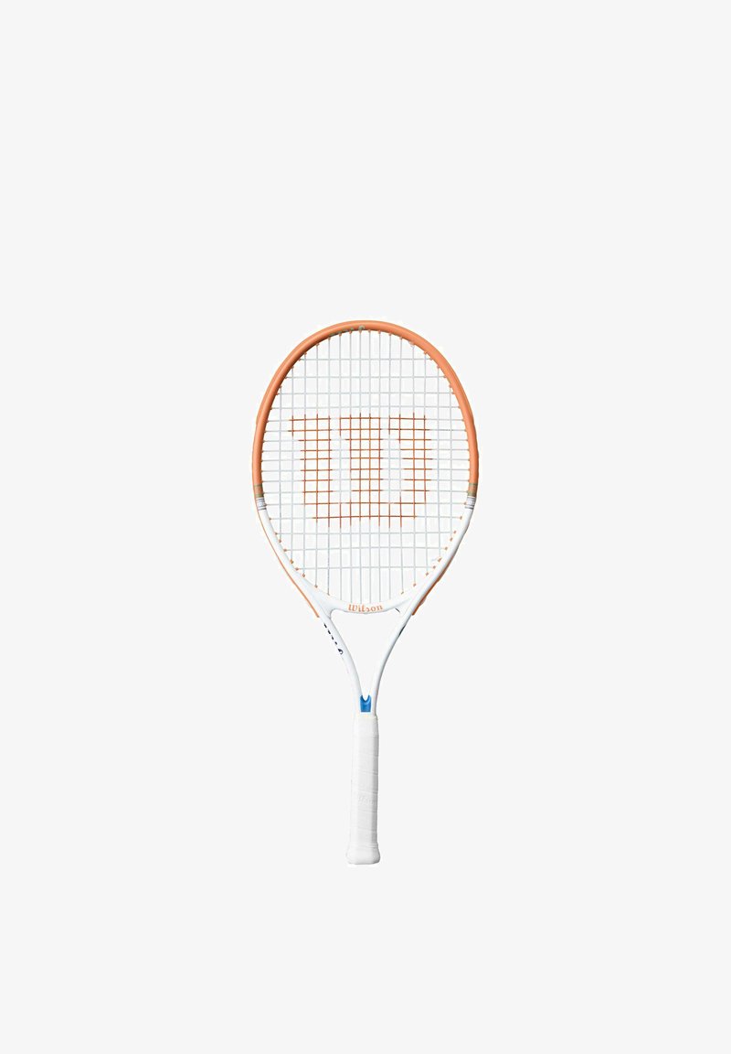 Raquette de tennis avec poignée blanche, cadre blanc et orange, et logo orange "W" sur les cordes sur fond blanc.