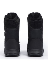 Zwarte enkelboots met een gestructureerde bovenkant, een voering van nepbont en rubberen zolen. Voorzien van een haklapje voor gemakkelijk aan- en uittrekken, gemaakt van soepel en duurzaam materiaal.