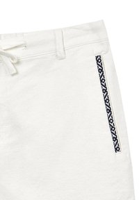 Pantaloni corti bianchi in cotone con finitura testurizzata, caratterizzati da un motivo ricamato blu navy lungo la tasca laterale e un cinturino regolabile in vita.