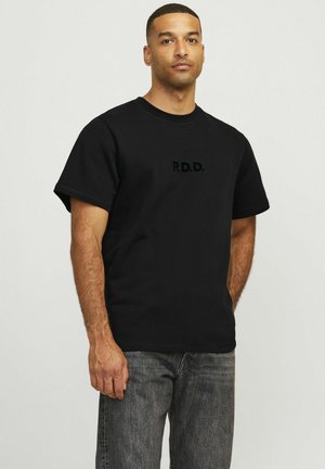 Zwarte katoenen t-shirt met korte mouwen en een ronde hals, met een geperst "R.D.D." logo op de voorkant. Casual fit met een effen kleur.