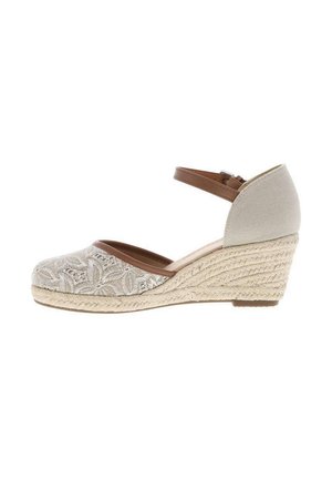 Chaussures à talon compensé en toile beige avec motif de feuilles brodé, dotées d'une bride de cheville marron et d'une plateforme texturée semblable à du jute.