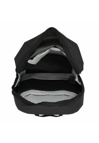 Schwarzer Stoffrucksack mit einem Reißverschluss, der ein graues Innenfutter, ein gepolstertes Fach und Organisationsfächer bietet. Glatte Textur, langlebiges Design.