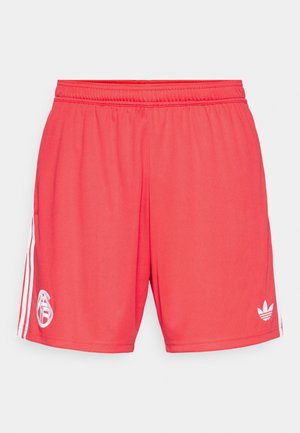 Røde atletiske shorts lavet af letvægtsstof, med et hvidt logo på venstre ben og tre hvide striber langs siderne.