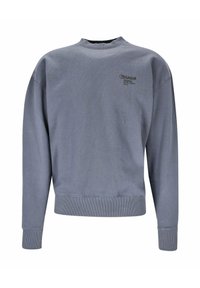 Grå bomullströja med ribbad rundhals, långa ärmar och en liten svart logga på bröstet. Mjuk textur med en avslappnad passform.