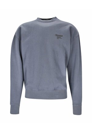 Grauer Baumwollpullover mit ribbeligem Rundhalsausschnitt, langen Ärmeln und einem kleinen schwarzen Logo auf der Brust. Weiche Textur mit lockerer Passform.
