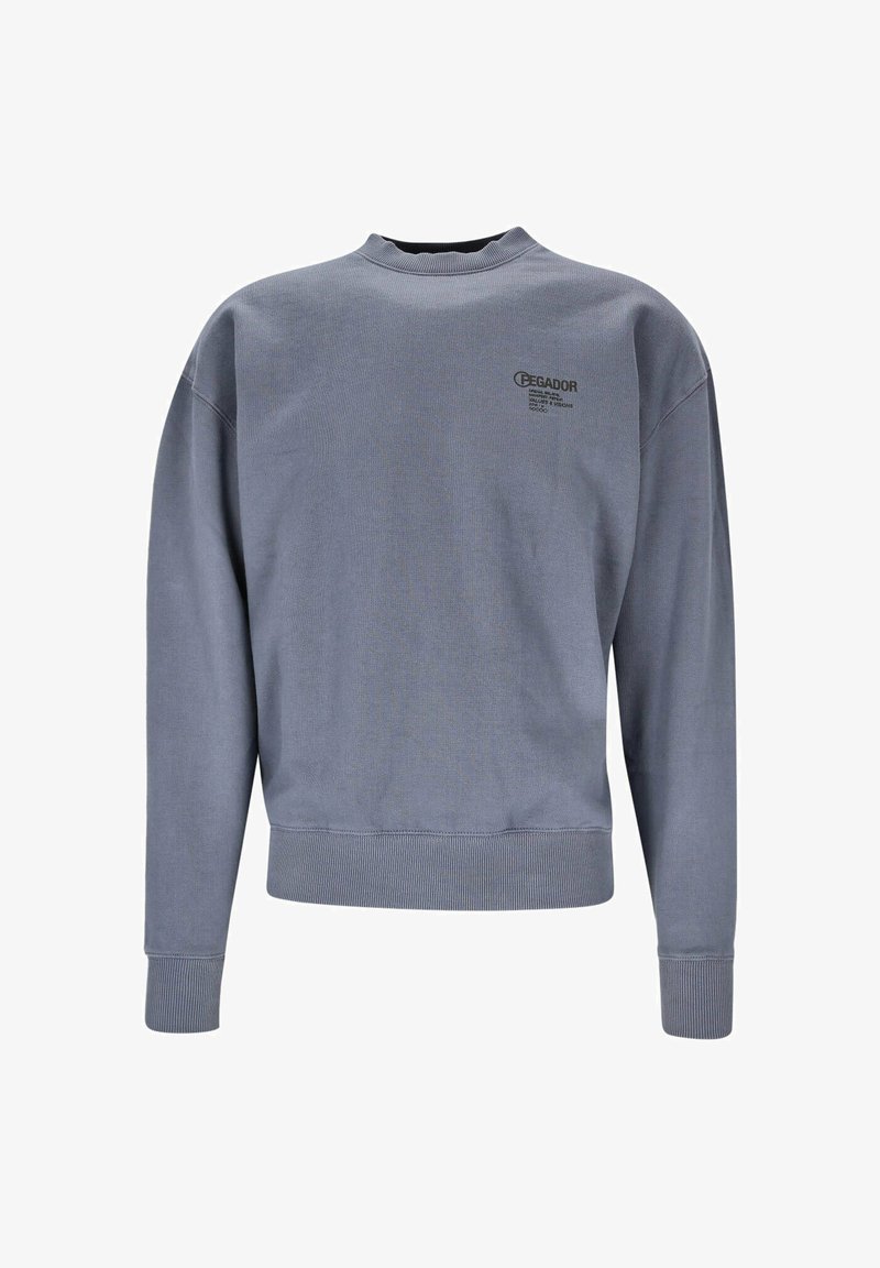 Grå bomullströja med ribbad rundhals, långa ärmar och en liten svart logga på bröstet. Mjuk textur med en avslappnad passform.