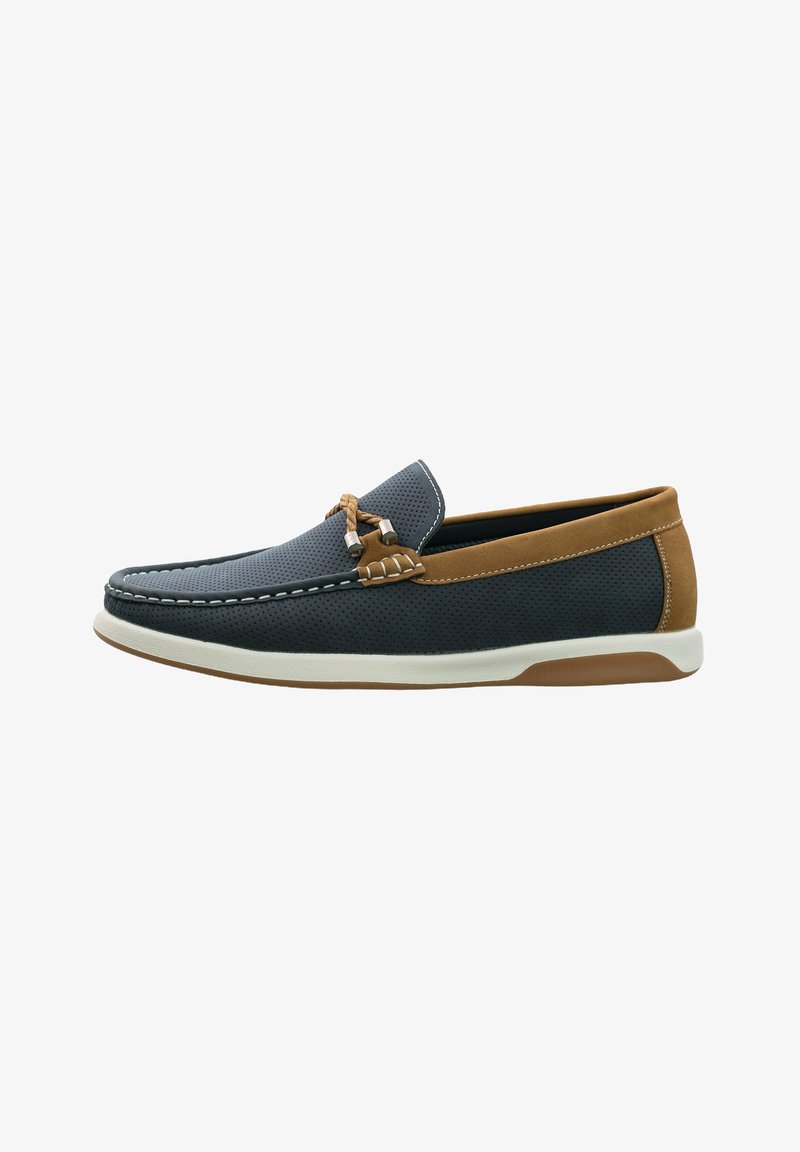 Mocasines para hombre en una parte superior de malla azul marino oscuro, con detalles en cuero marrón y costuras blancas. Cuenta con una suela acolchada y una suela exterior de goma marrón.