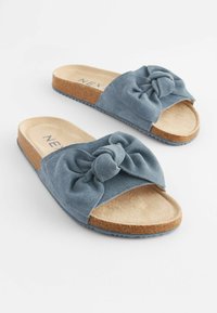 Blå ruskinds slip-on sandaler med en knyttet overdel og korkfodseng, der har en tekstureret gummisål for godt greb.