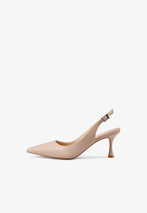 Scarpa slingback beige con punta a punta, tacco medio, materiale in similpelle liscia, cinturino regolabile e dettaglio sottile con fibbia.