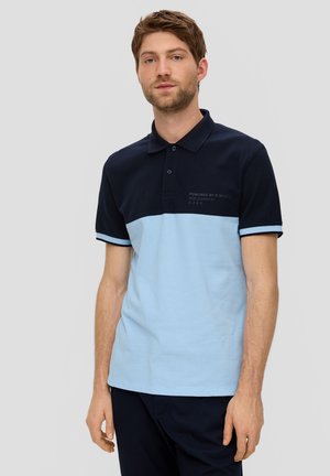 Korte mouwen polo shirt in marineblauw en lichtblauw met kleurblokken, knoopsluiting en geborduurd logo detail op de borst. Van een katoenmix.