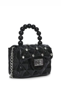 Borsa a tracolla nera trapuntata con finitura lucida in vernice, accentuata da borchie argentate, una chiusura in metallo argentato e un manico decorato con perline.