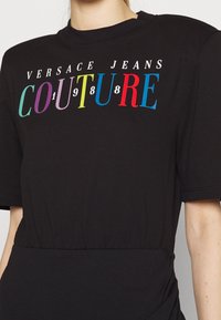 Versace Jeans Couture Sukienka etui