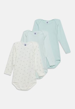 Trois bodies bébé à manches longues blancs avec un petit imprimé floral, des rayures bleu clair et un uni bleu clair, disposés superposés sur fond blanc.