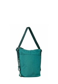 Sacoche textile verte avec bandoulière réglable, grande poche frontale et accents en métal argenté. Texture lisse et forme contemporaine.