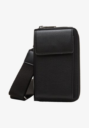 Bolso bandolera de piel negra texturizada con bolsillo frontal de solapa y correa ancha de tela ajustable, compartimento principal con cremallera.