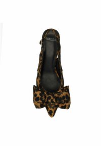 Leopardprint platte schoen met een zwart-gouden kleurenschema, puntige neus en een grote strikdetail aan de voorkant. Van nepleer.