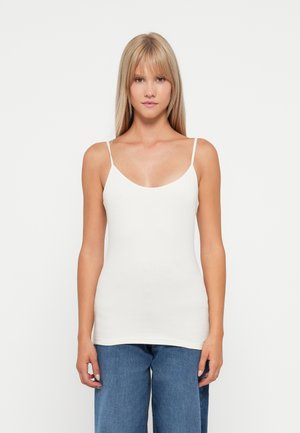 Witte spaghetti-strap top met een ronde hals, gemaakt van zachte stof, aansluitende vorm, minimale naden en geen zichtbare patronen of accenten.