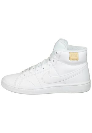 Baskets montantes blanches avec semelle plate, laçage à l'avant et un logo swoosh discret sur le côté, sur un fond blanc uni.