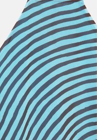 Tissu avec un motif de rayures noires courbées, espacées régulièrement sur un fond bleu clair.