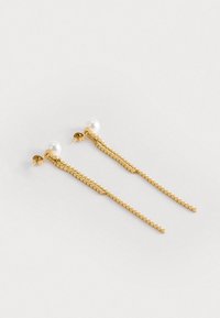 Złote kolczyki z długimi wiszącymi łańcuszkami, zakończone okrągłą białą perłą. Elegancki design z gładką fakturą.