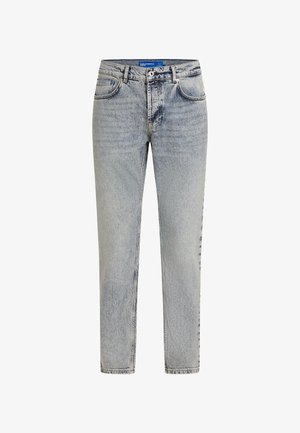 Világoskék farmernadrág egyenes szárú fazonnal, elhasználódott részletekkel, öt zsebből és gombos záródással a derékrészen.